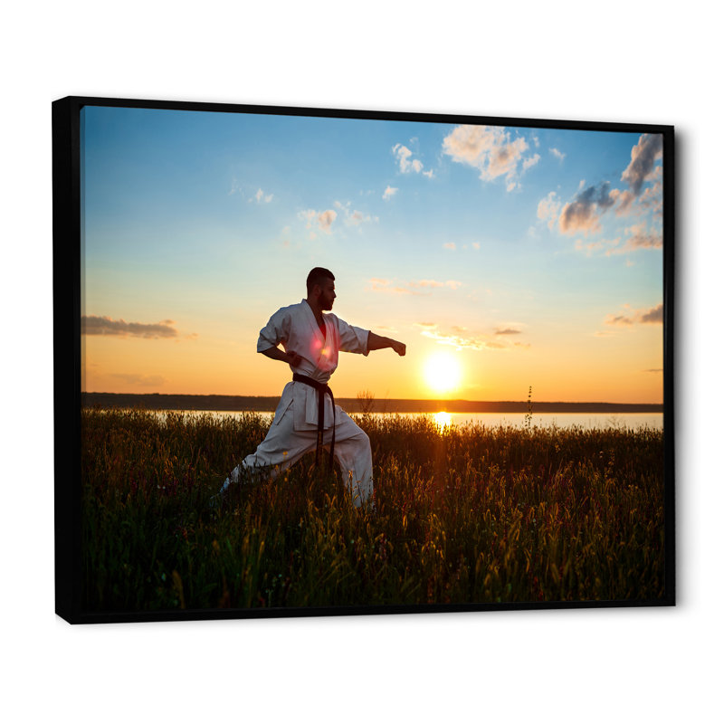 «Man Training Karate In Field At Sunrise», reproduction sur toile, Cadre flottant noir, H 34 po x l 44 po x P 1,5 po