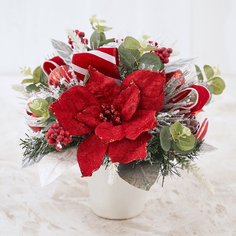 Arrangement de poinsettias rouges givrés avec pot