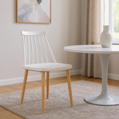Chaise d'appoint blanche et naturelle à dossier Windsor