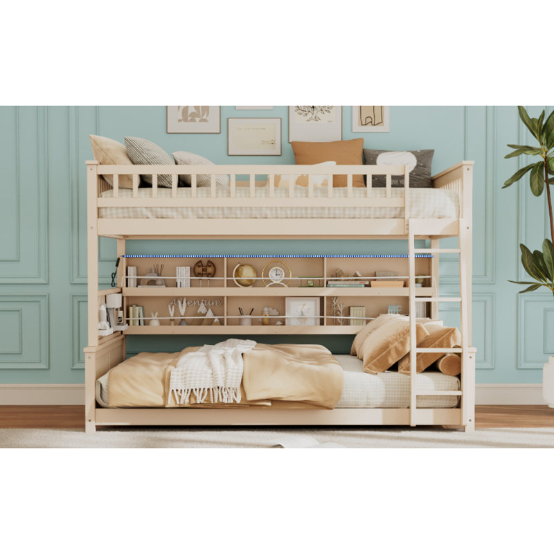 Lit double superposé au-dessus de grand lit double avec tablettes intégrées, lumières à changement de couleur et panneau perforé, beige