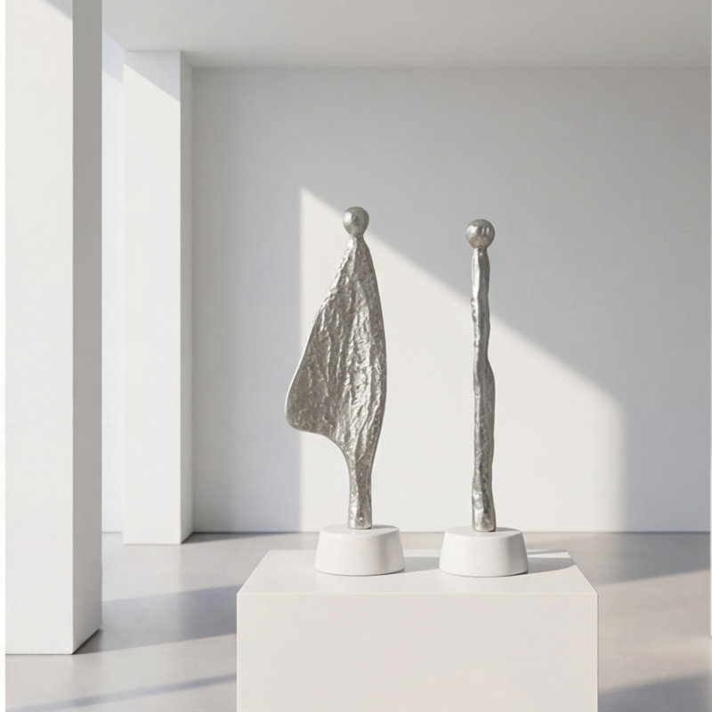 Figurine féminine abstraite en aluminium 11 po sur socle en marbre blanc 11 po, décor moderne argent / blanc (3,5 po x 3 po)