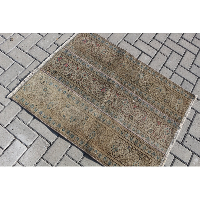 Tapis de porte turc rétro dans des tons terreux avec un motif floral complexe est un élément essentiel de la décoration intérieure