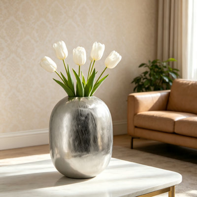 Ce vase est entièrement fabriqué en aluminium et présente des rayures texturées argentées sur la surface, lui donnant un look à la fois simple et sophistiqué.