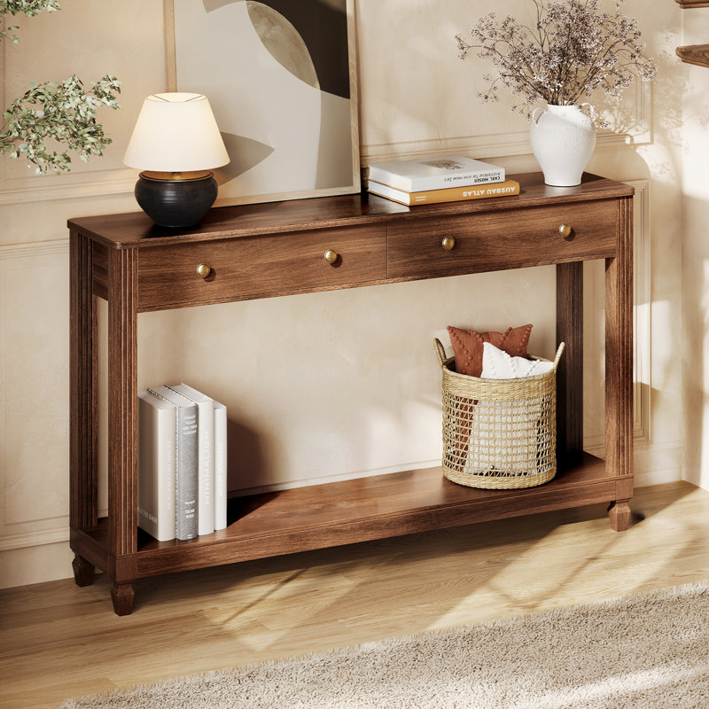 Console moderne 55 po avec 2 tiroirs et tablette ouverte, canapé de style campagnard avec pieds cannelés, noyer
