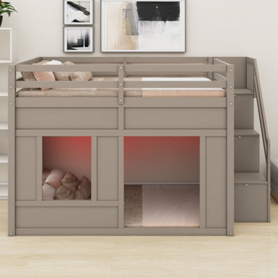 Un lit mezzanine avec escalier de rangement et éclairage d'ambiance structure une chambre à l'esthétique épurée et moderne.