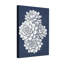 Arrangement floral de plantes et fleurs sur fond bleu marine-1092975117