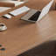 Bureau en bois massif de couleur crème au design simple-1090428643