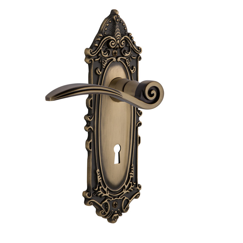 Plaque d'intimité victorienne (lit et salle de bain) avec trou de serrure décoratif et levier de cygne, Laiton antique
