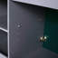 Meuble-lavabo autoportant avec lavabo en résine et portes d'armoire à fermeture en douceur, offrant des tablettes réglables et des poignées personnalisables pour une salle de bain moderne-460521493
