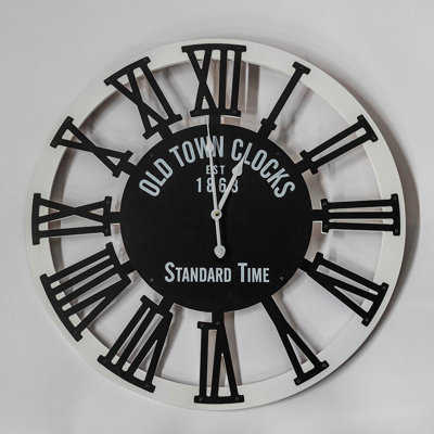 Horloge murale avec chiffres romains