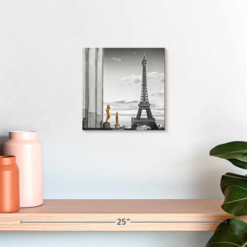 Vue de la tour Eiffel Lilie, H 10 po x l 10 po
