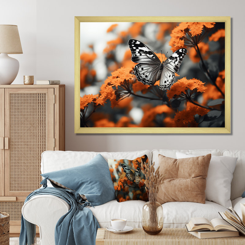 Papillon noir corail flottant grâce sur toile, Encadrement doré, H 34 po x l 44 po x P 1,5 po