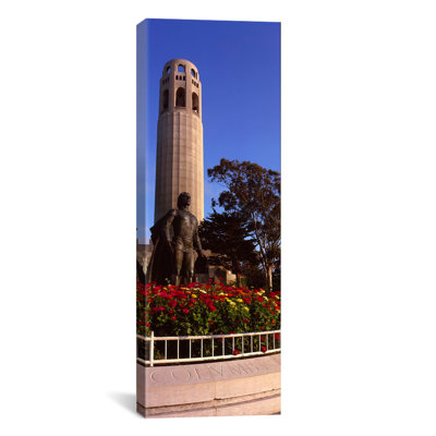 Statue de Christopher Columbus devant une tour, Coit Tower, Telegraph Hill, San Francisco, California, USA par Panoramic Images - Photographie sur toile