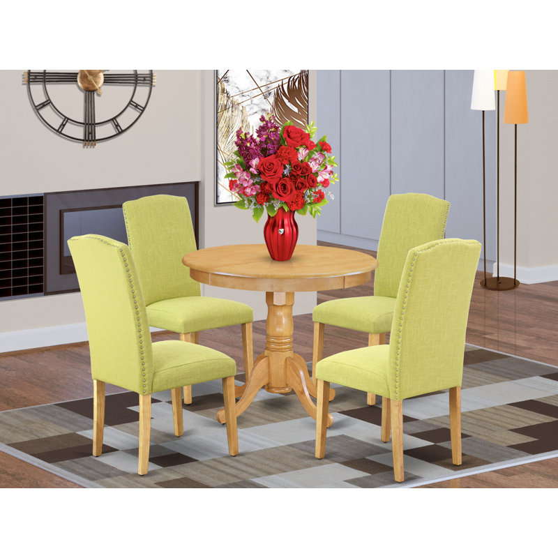 L'ensemble de table de cuisine 5 pièces pour 4 personnes comprend une table de salle à manger ronde avec piédestal et 4 chaises Parson en lin Limelight, en chêne