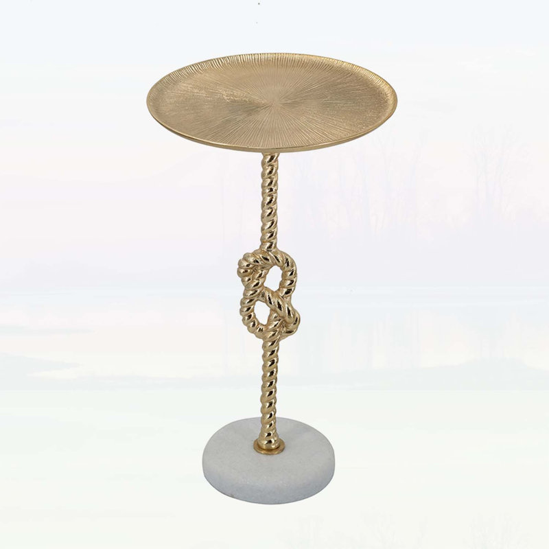 Élégante table d'appoint dorée avec motif de nœuds de corde et base en marbre blanc, parfaite pour les intérieurs modernes et classiques