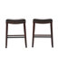 Tabouret brun en cuir brun, soutenu par un bois d'hévéa stable, rehaussé d'une fabrication robuste