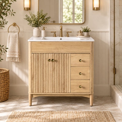 Meuble-lavabo autoportant de 30 po avec lavabo en céramique, 2 portes cannelées à fermeture en douceur, 3 tiroirs, tablette réglable en forme de U, poignées dorées et pieds en bois d'hévéa, chêne naturel
