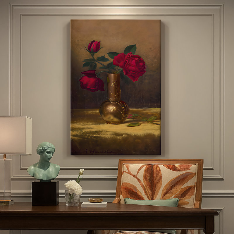 Roses rouges dans un vase japonais sur toile de velours doré - toile tendue par Martin Johnson Heade, 24 po x 36 po