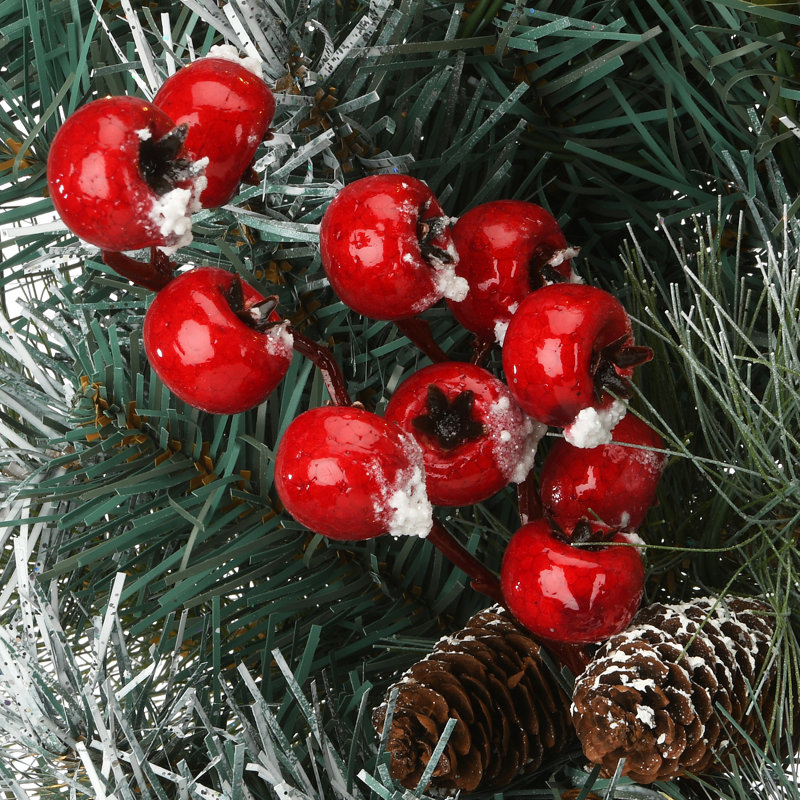 Couronne de pin enneigée 30 po avec lumières DEL à piles