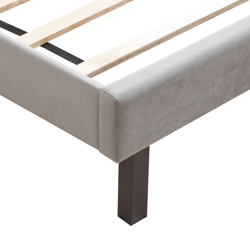 Grand lit avec tête de lit en velours gris, base en lattes de bois, lit tapissier à étapes de montage simples, caractéristique du design, soutien solide, sans effort