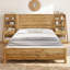 Lit plateforme King Coey Farmhouse avec tête de lit, étagères, station de recharge et tiroirs, chêne naturel-910093621-916422825