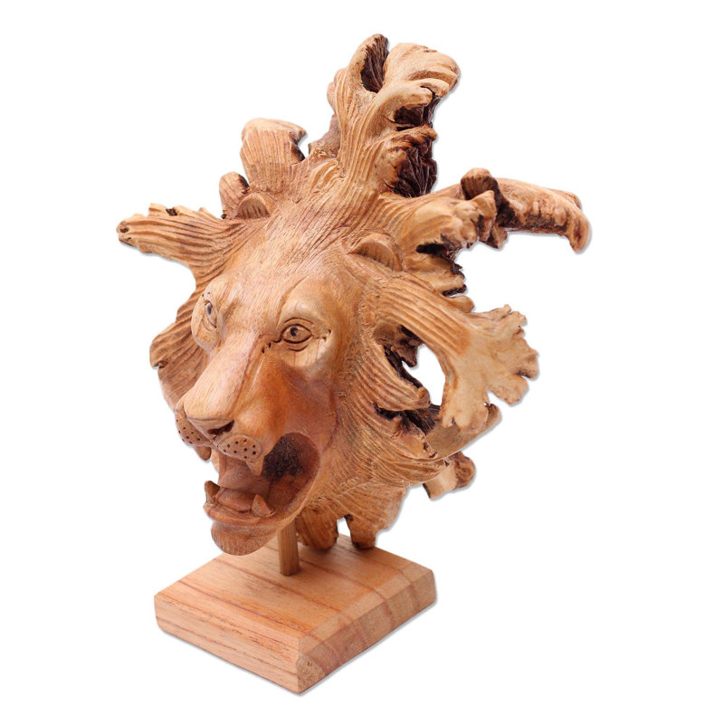 Lion émergent et sculpture sur bois