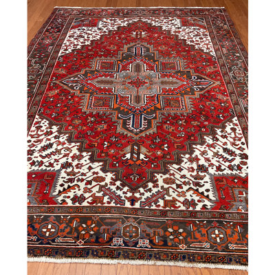 Tapis géométrique rouge en laine noué à la main 7 pi 2 po x 9 pi 7 po Heriz Collection