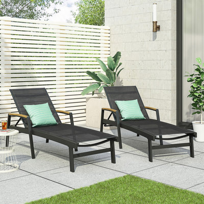 Chaise longue d'extérieur à structure en aluminium avec sièges en filet, positions réglables pour une détente et une durabilité optimales.