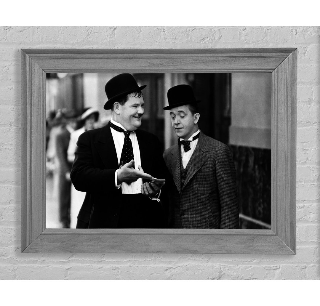 Laurel und Hardy Street Walk - Einzelner Bilderrahmen Kunstdrucke