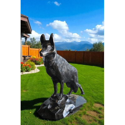 Statue de berger allemand géant en aluminium NIFao debout sur une base rocheuse - sculpture décorative d'extérieur et d'intérieur - grande 46 po x 20 po x 49 po