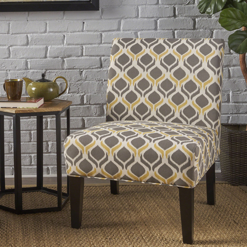 Chaise d'appoint contemporaine avec pieds fuselés et revêtement moelleux pour une assise élégante et confortable
