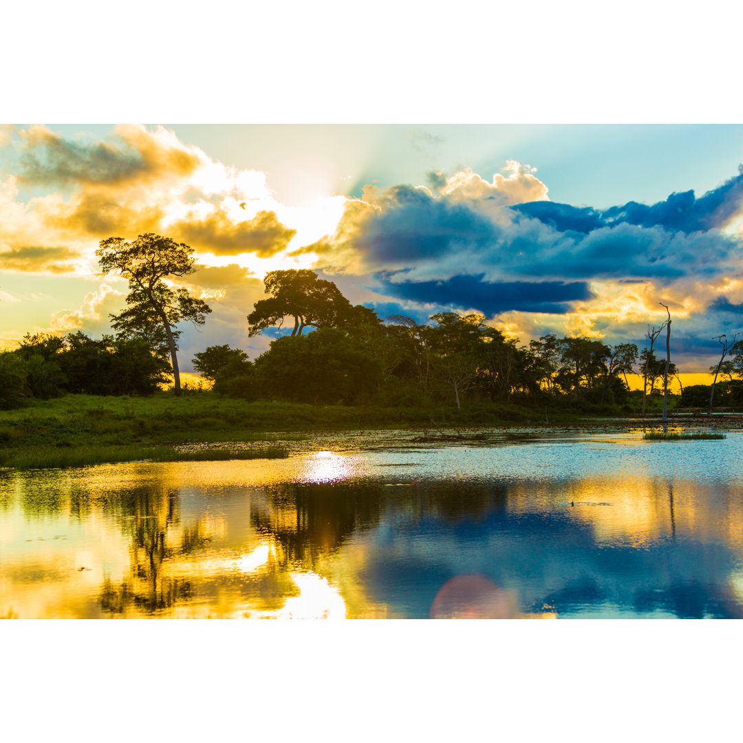 Bunter Sonnenuntergang im Pantanal Fluss von Filipefrazao - Leinwandbild