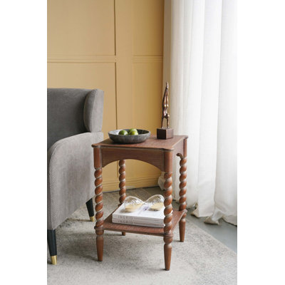 Table d'appoint en bois brun patiné avec pieds en spirale tournés et deux tablettes fonctionnelles pour les espaces compacts.
