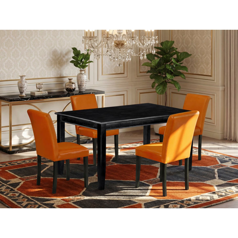 L'ensemble de table de salle à manger 5 pièces pour 4 personnes comprend une table de cuisine rectangulaire et 4 chaises de salle à manger Parsons en similicuir, noir