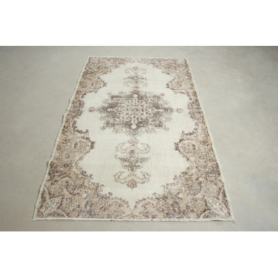 Tapis turc rétro vintage beige idéal pour la décoration de salon rehaussant les intérieurs avec des esthétiques antiques intemporelles