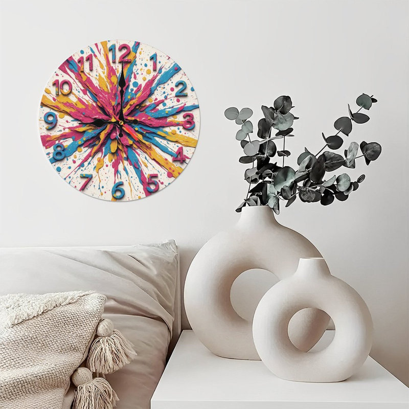 Horloge avec éclaboussures de peinture