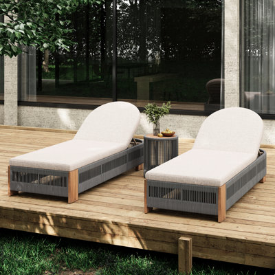 Chaise longue d'extérieur avec coussins aspect bois et beige, chaises de jardin résistantes aux intempéries, coussins et table d'appoint, construction ergonomique pour un confort optimal