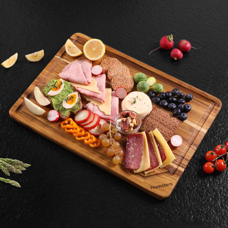 Planche à découper en bois de teck de 43 cm (17 pouces) pour la cuisine, antidérapante, idéale pour la charcuterie.