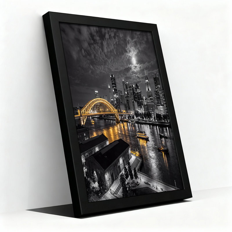 Toile noire et blanche avec pont jaune la nuit, H 18 po x l 24 po