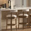 Tabouret de bar 31 po, finition pacane, retour automatique à 180 degrés pour ramener le siège à sa position correcte, siège en similicuir gris, ouvert avec structure en bois, tabouret à pieds arrondis et garniture cloutée