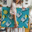 «Canvas A Vibrant Playful Composition» présente un ensemble de verres d'art transparents, chacun rempli de liquide cristallin et d'art sur toile bordé-123145638