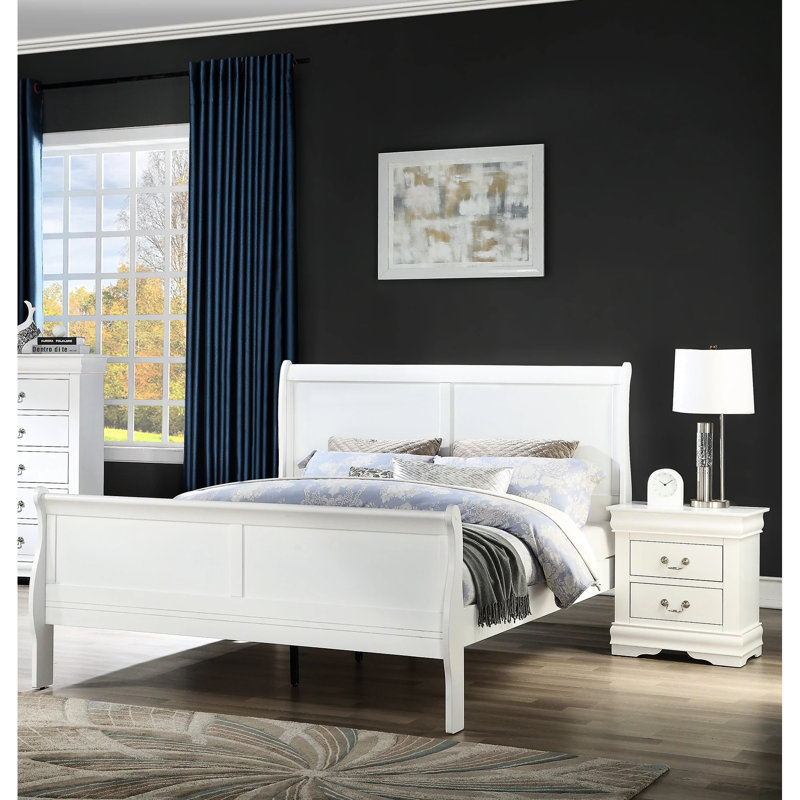 Grand lit blanc en bois massif pour de doux moments dans un espace élégant