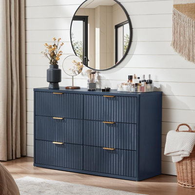 Commode 6 tiroirs en bois cannelé avec poignées en métal et rangement