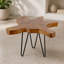 Table d'appoint en teck brun recyclé avec bordure naturelle et pieds en épingle à cheveux noirs