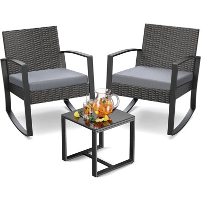 Ensemble de meubles de patio 3 pièces Lofka, ensemble de chaises berçantes pour l'extérieur en osier avec coussins moelleux épais et table basse en verre trempé