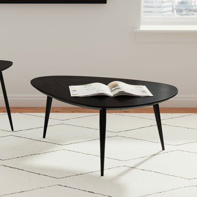 Table basse triangulaire noire, en bois massif fait à la main, pieds en fer évasés fuselés, support, profondeur de 17 pouces de hauteur
