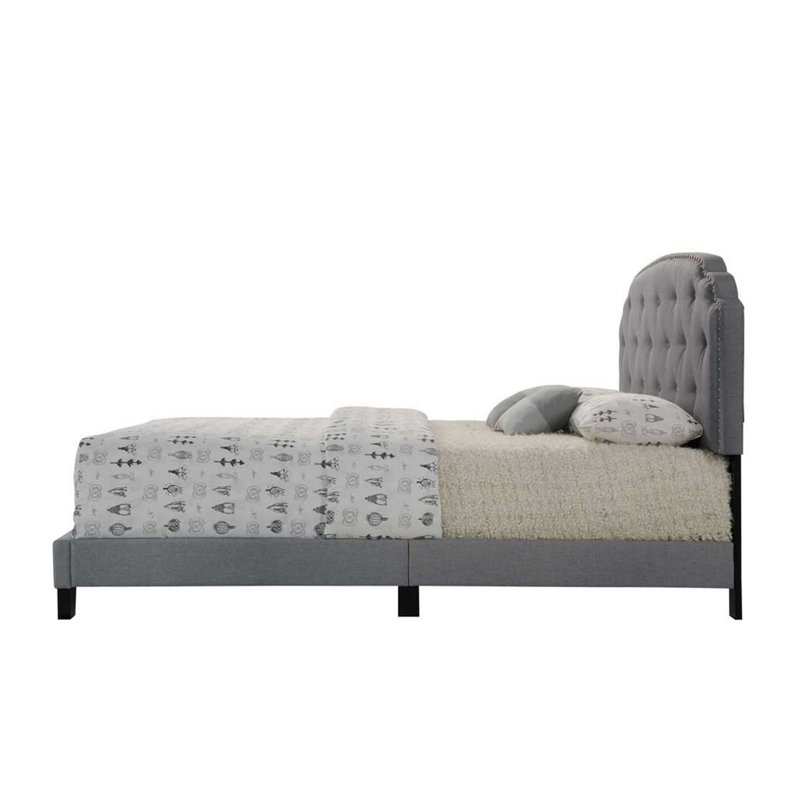Grand lit en tissu gris avec arche et pieds robustes