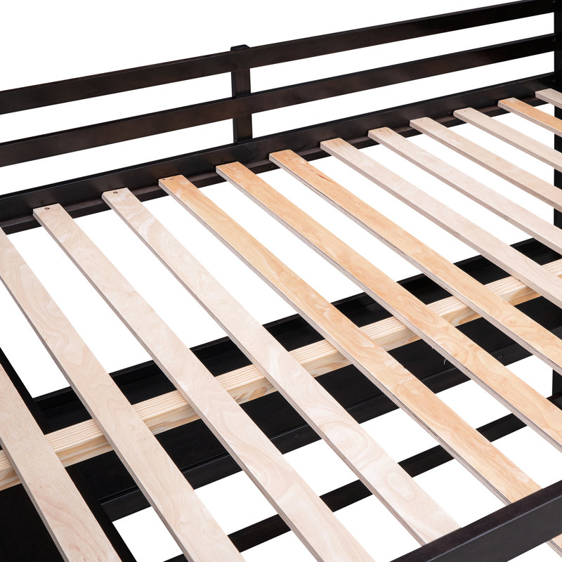Lit mezzanine double Structure en bois massif avec bureau et tablettes. Maximiser l'organisation de l'espace de la chambre à coucher pour les tiroirs