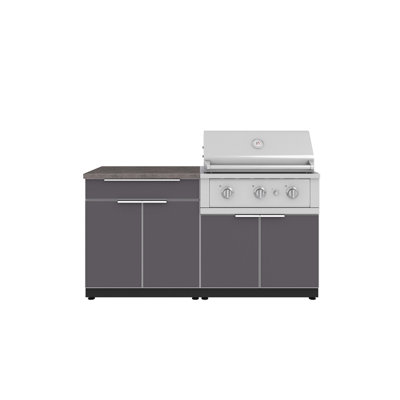 Ensemble de cuisine extérieure en aluminium composé de 4 armoires, avec barbecue haute performance de 84 cm (33 po) au gaz naturel et comptoir en pierre reconstituée gris Saga de 81 cm (32 po).