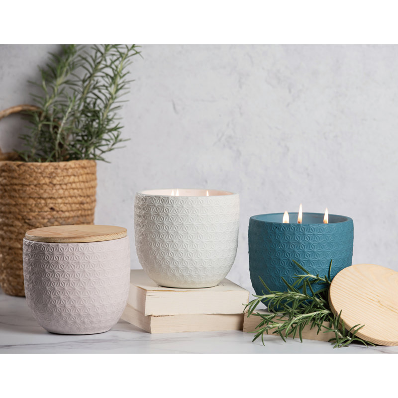 Porte-bougie à texture florale blanc avec couvercle et bougie en soja 5,2 po., Rose
